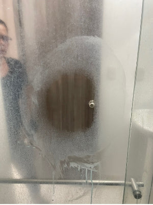 ¡Brillo Total! Desmanchador Potente para Vidrios de Baño
