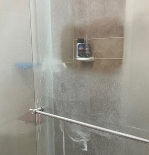 ¡Brillo Total! Desmanchador Potente para Vidrios de Baño