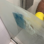 ¡Brillo Total! Desmanchador Potente para Vidrios de Baño