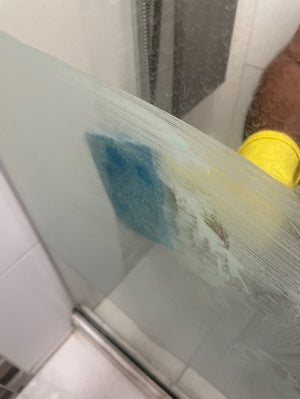 ¡Brillo Total! Desmanchador Potente para Vidrios de Baño